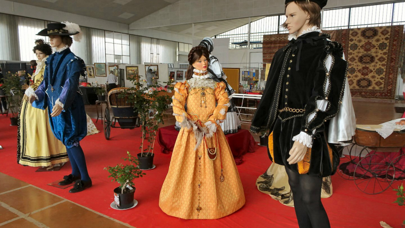 Belle exposition de costumes d'époque