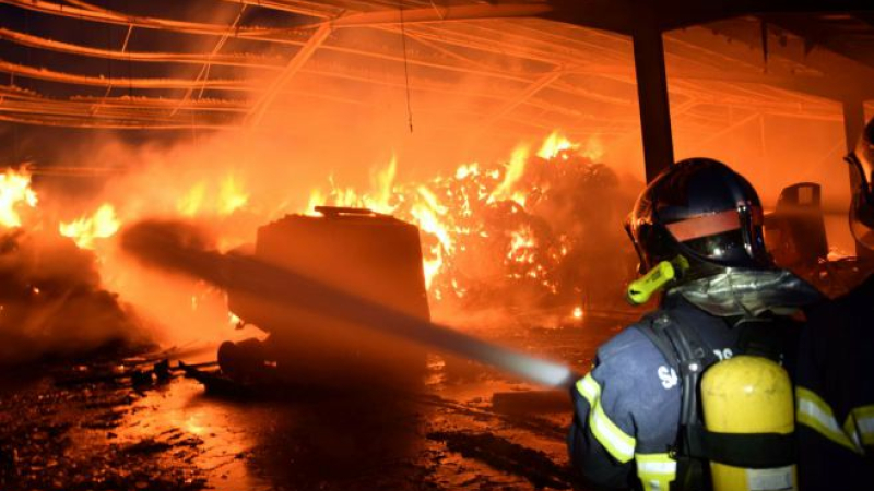 Un hangar agricole détruit par les flammes
