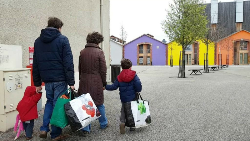 Shens papèrs et Triste ei lo cèu