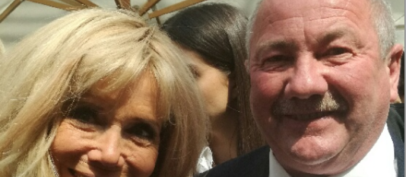 Une bouteille pour le président, des bonbons fourrés au floc pour Madame