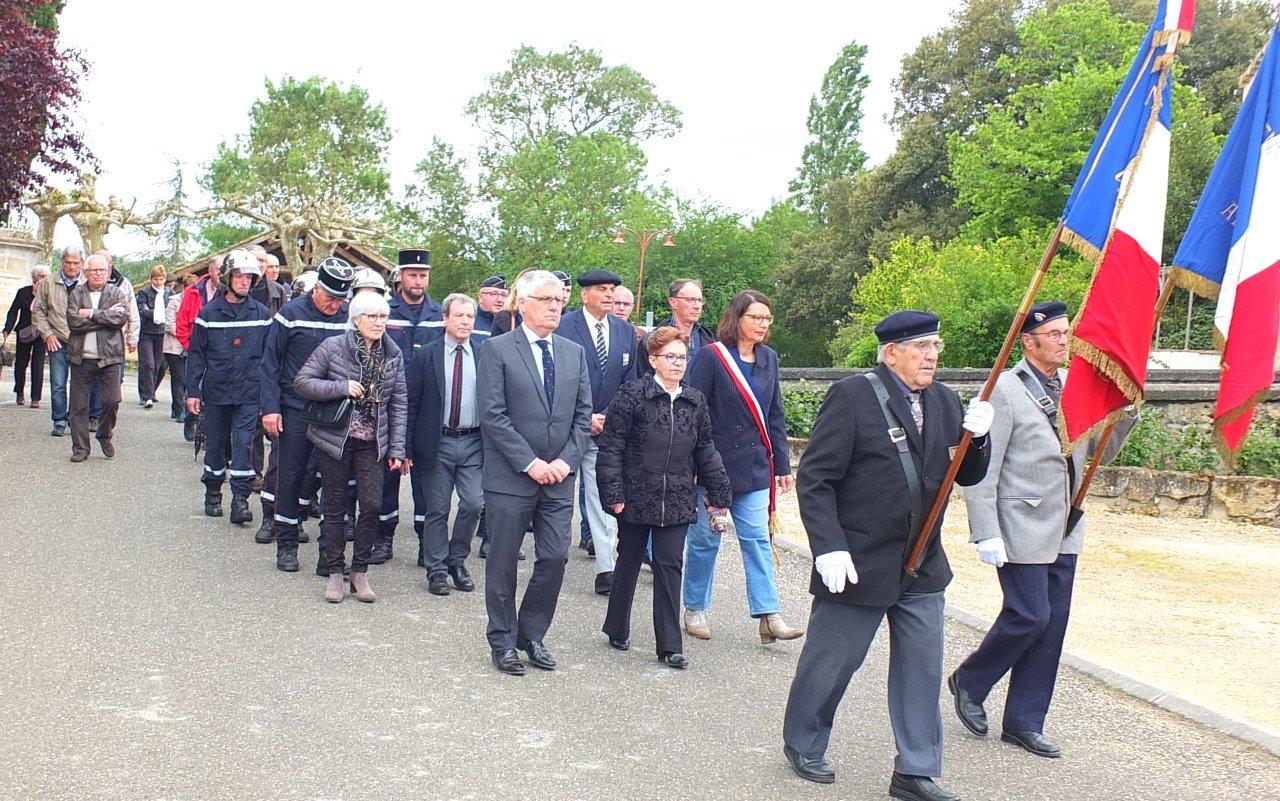 Le cortège se rend au monument aux morts