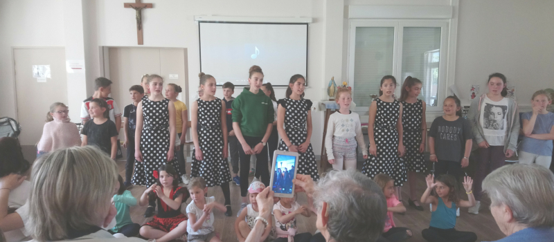 Un spectacle intergénérationnel a la Cité Saint Joseph.