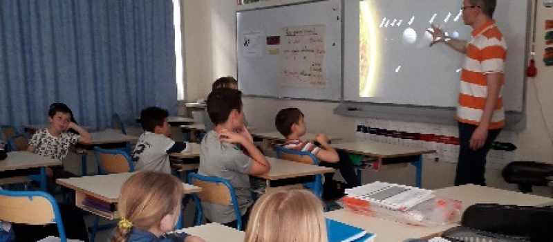 Un astronome répond aux questions des écoliers