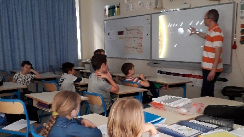 Un astronome répond aux questions des écoliers