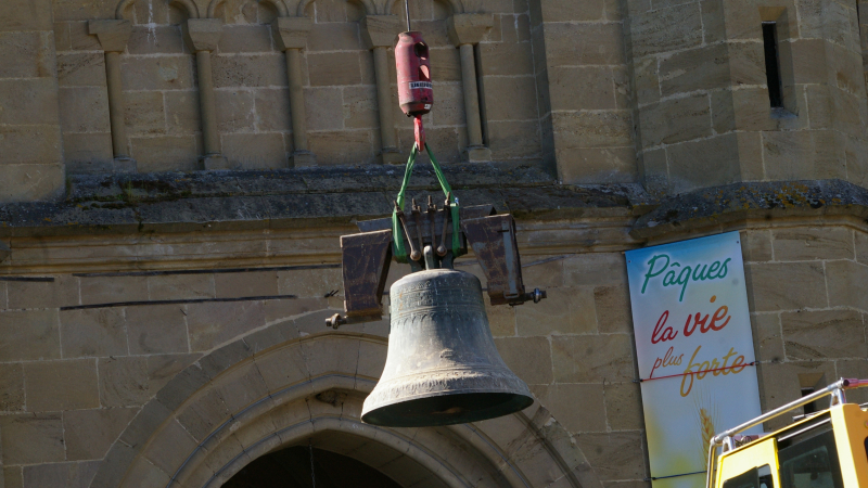 Descente des cloches de l'église de Plaisance 