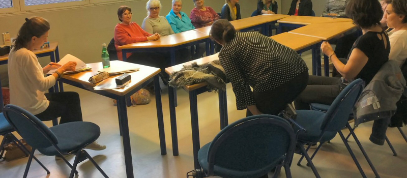 Des assistantes maternelles en plein débat
