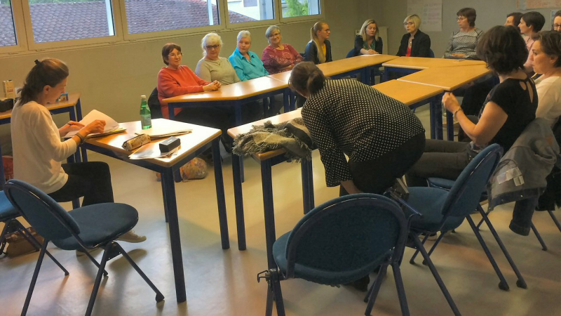 Des assistantes maternelles en plein débat