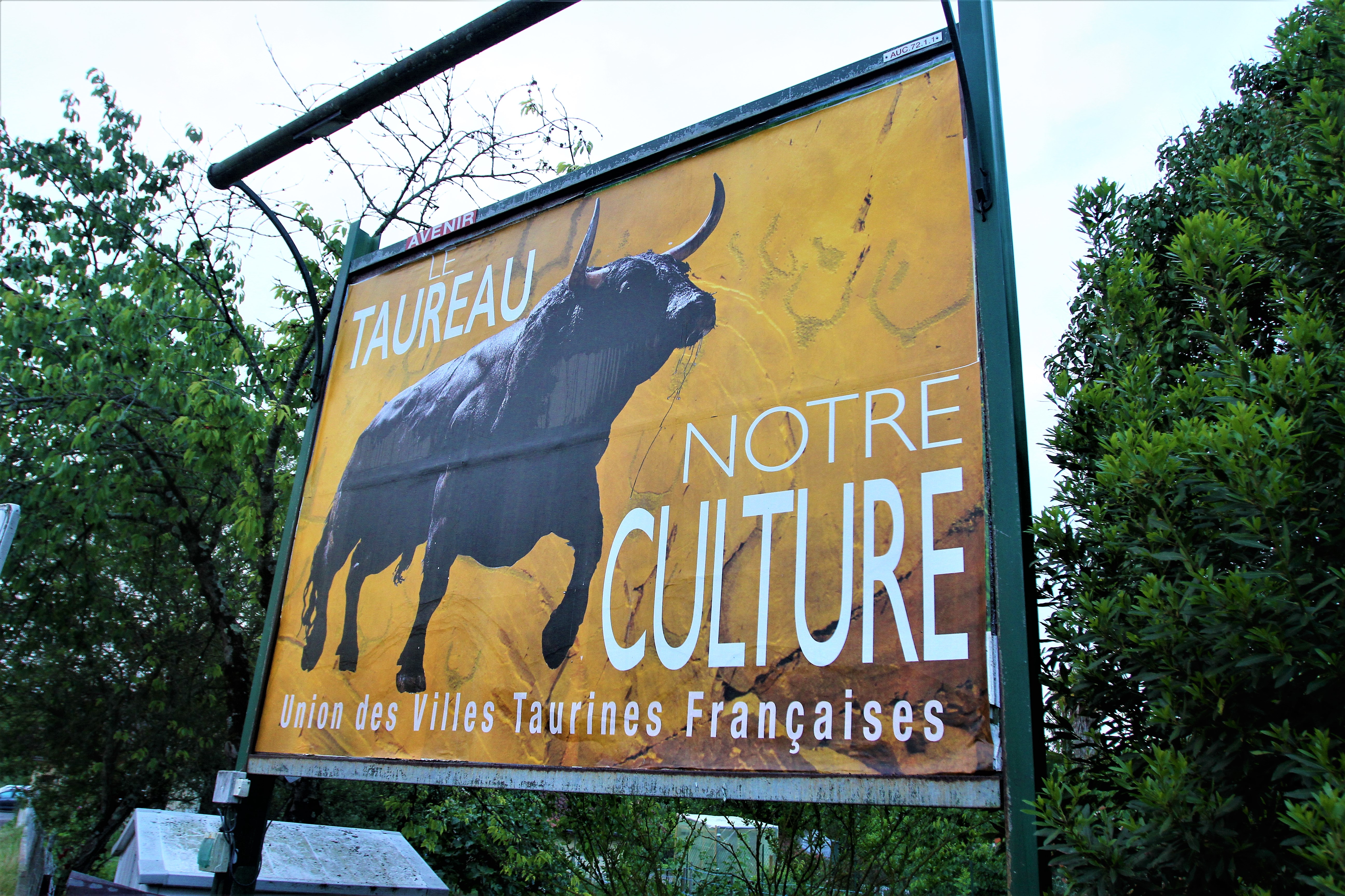 Comme ici, sur la route d'Agen à Auch, les affiches de l'UVTF sont visibles dans le Gers.