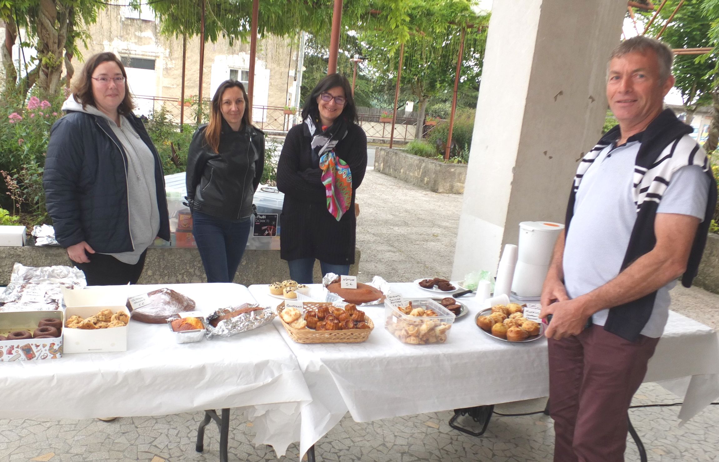 Vente de gâteaux devant le bureau de vote en présence de Michel Novarini, premier adjoint au maire.