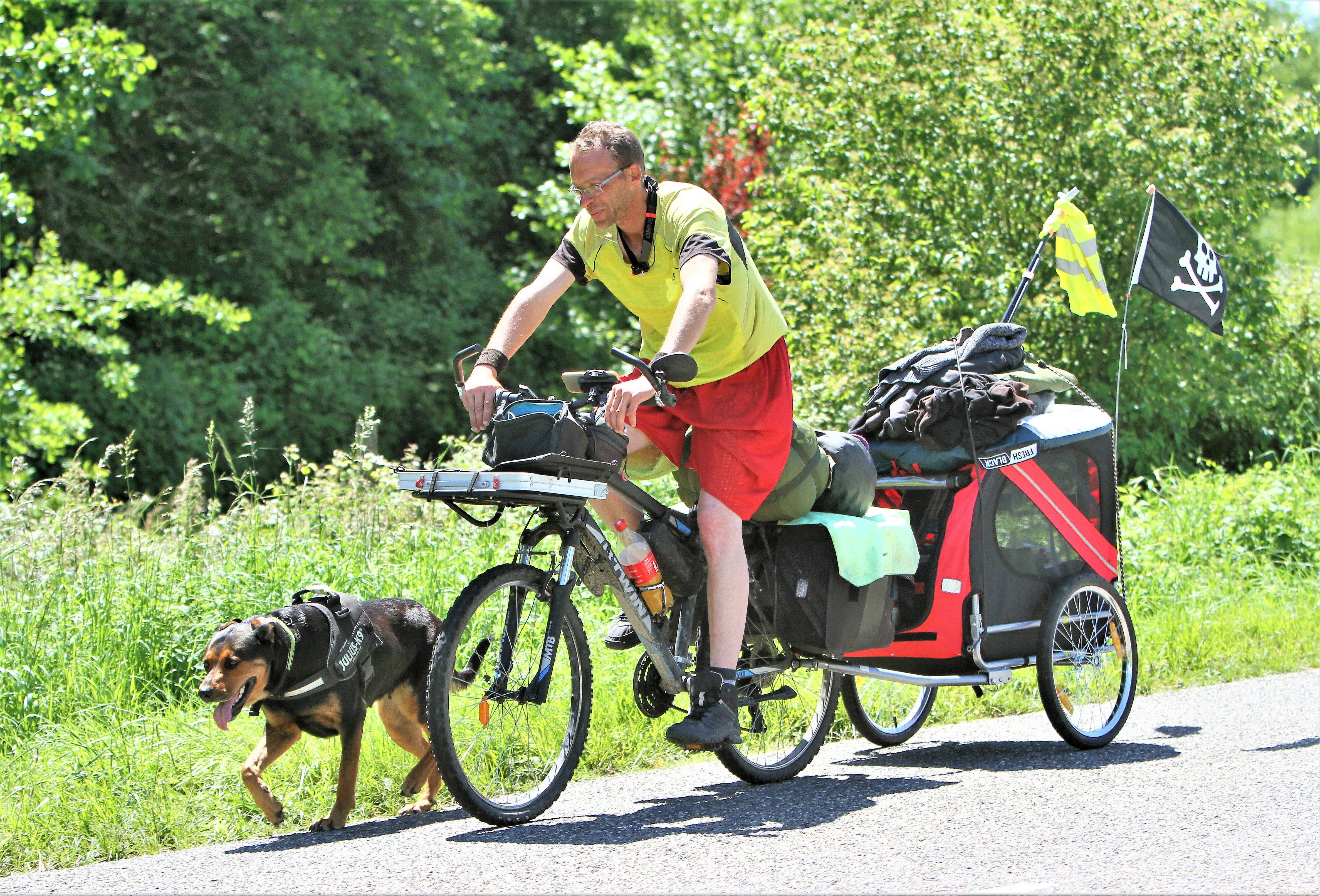 Kévin et sa chienne Nikita, ici entre Estang et Campagne-d'Armagnac.