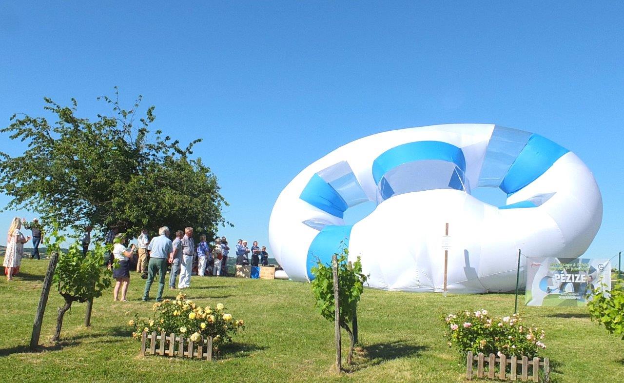 "Pézize" illumine l’entrée du village 