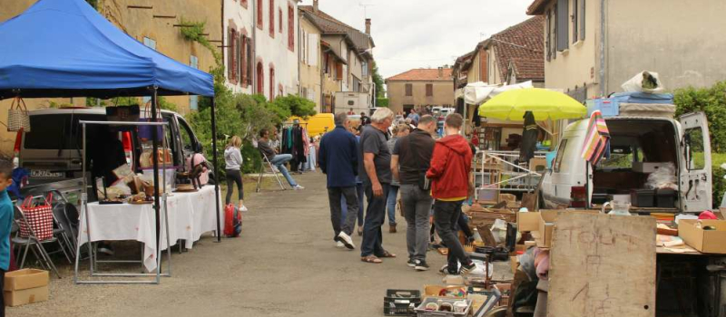Plus de 100 exposants au vide-greniers
