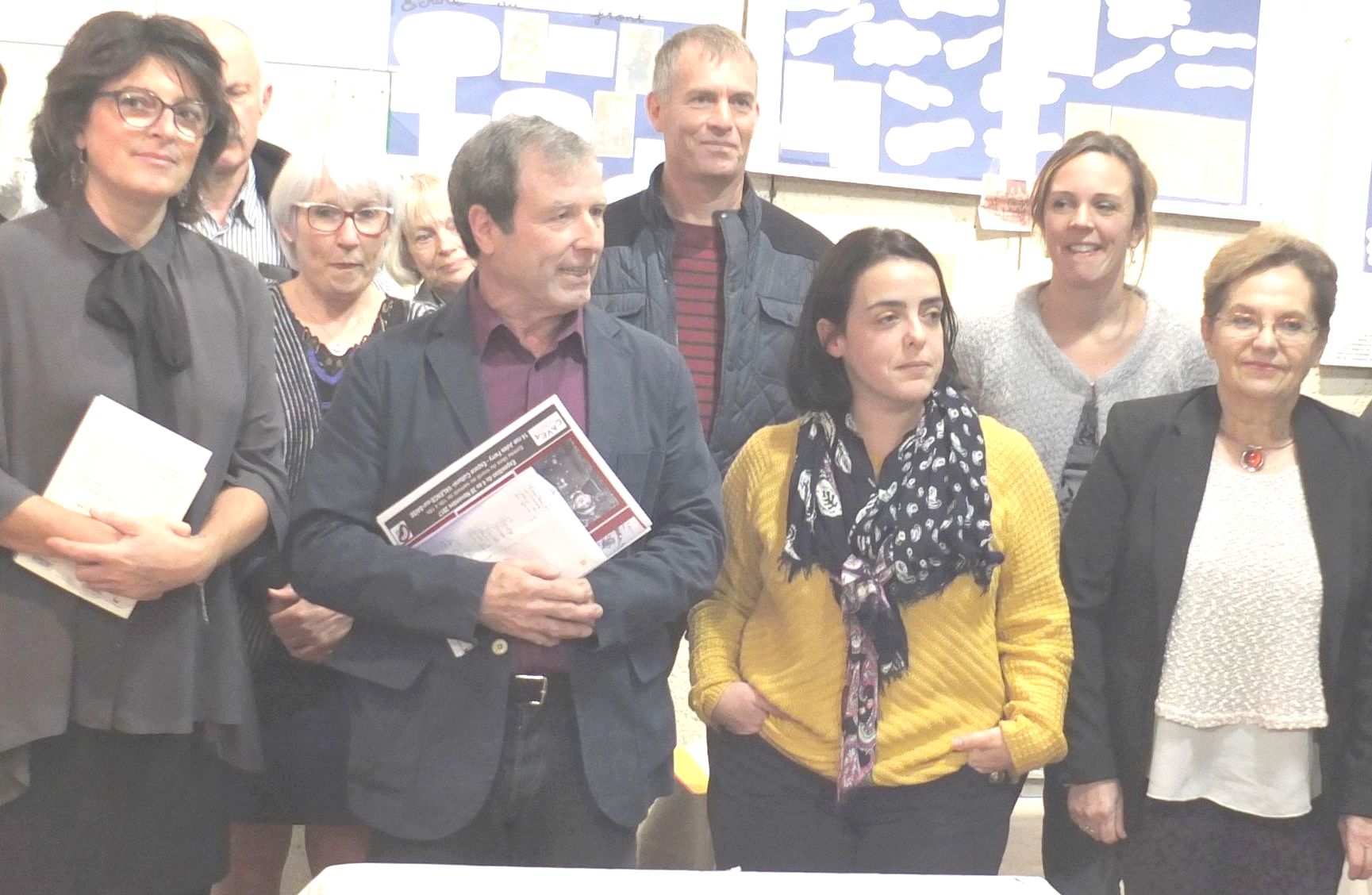 En novembre 2017 Sylvie Arilla (1ère à gauche) professeur d'histoire avec son équipe et les élus. Photo archives DR