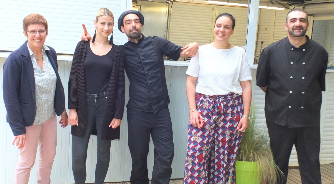 Ils vous attendent : de gauche à droite, Annick, Ingrid, Vincent, Elza la responsable des lieux, et Mickaël.