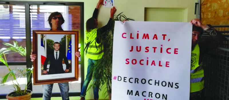 «Climat, justice sociale – Décrochons Macron !», Le collectif «Action Non Violente - COP 21 Auch» passe à l’action