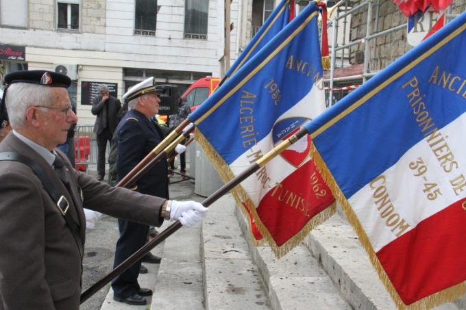 Les porte-drapeaux au défilé du 8 mai à Condom - Photo MLS
