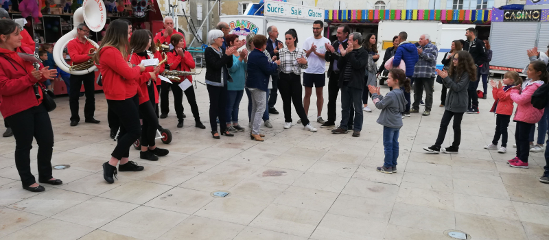 Après la remise des clés, la fête peut commencer.
