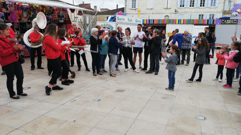 Après la remise des clés, la fête peut commencer.