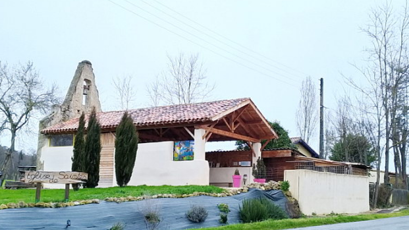 La randonnée des chapelles part de ... l'église de Saintes