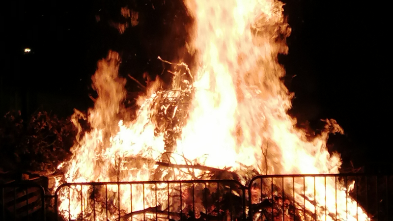 Le feu de la Saint-Jean brûle toujours, mais les traditions ont disparu