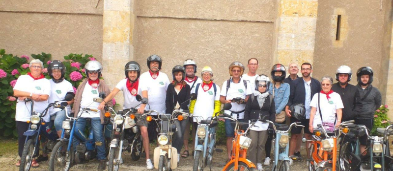 Sympa de découvrir la campagne ... en mobylettes de nos jeunes années !