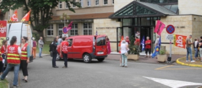 Les syndicats représentant les aides à domicile et les personnels d'EHPAD devant le Conseil Départemental.