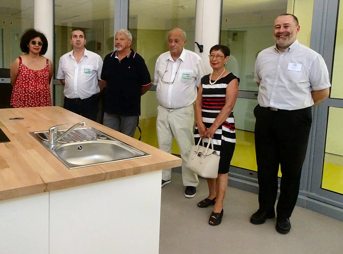 A droite, Mr Pinaud, directeur de l'EHPAD, heureux d'une telle initiative  