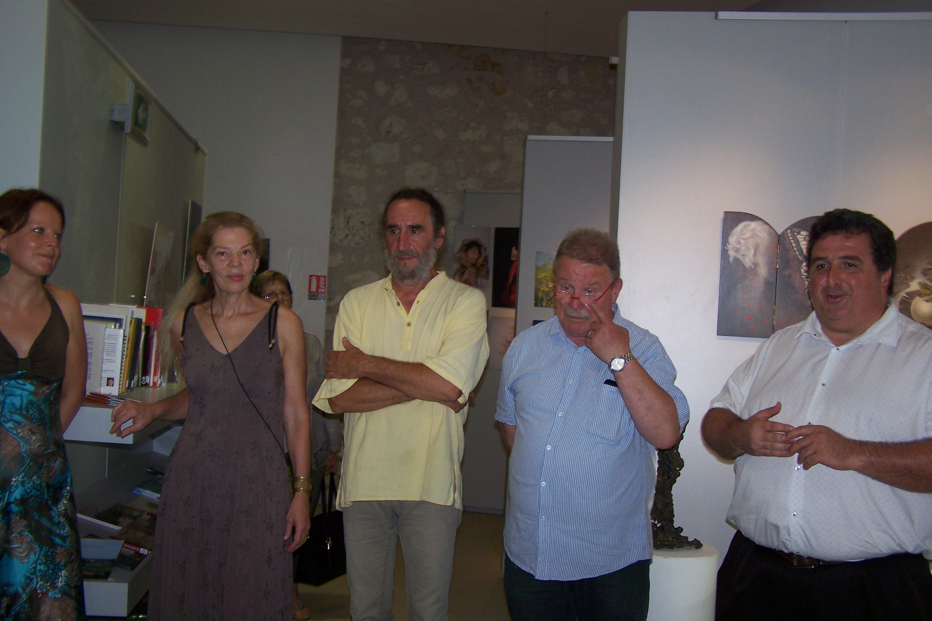 David Taupiac entouré d'une partie des artistes