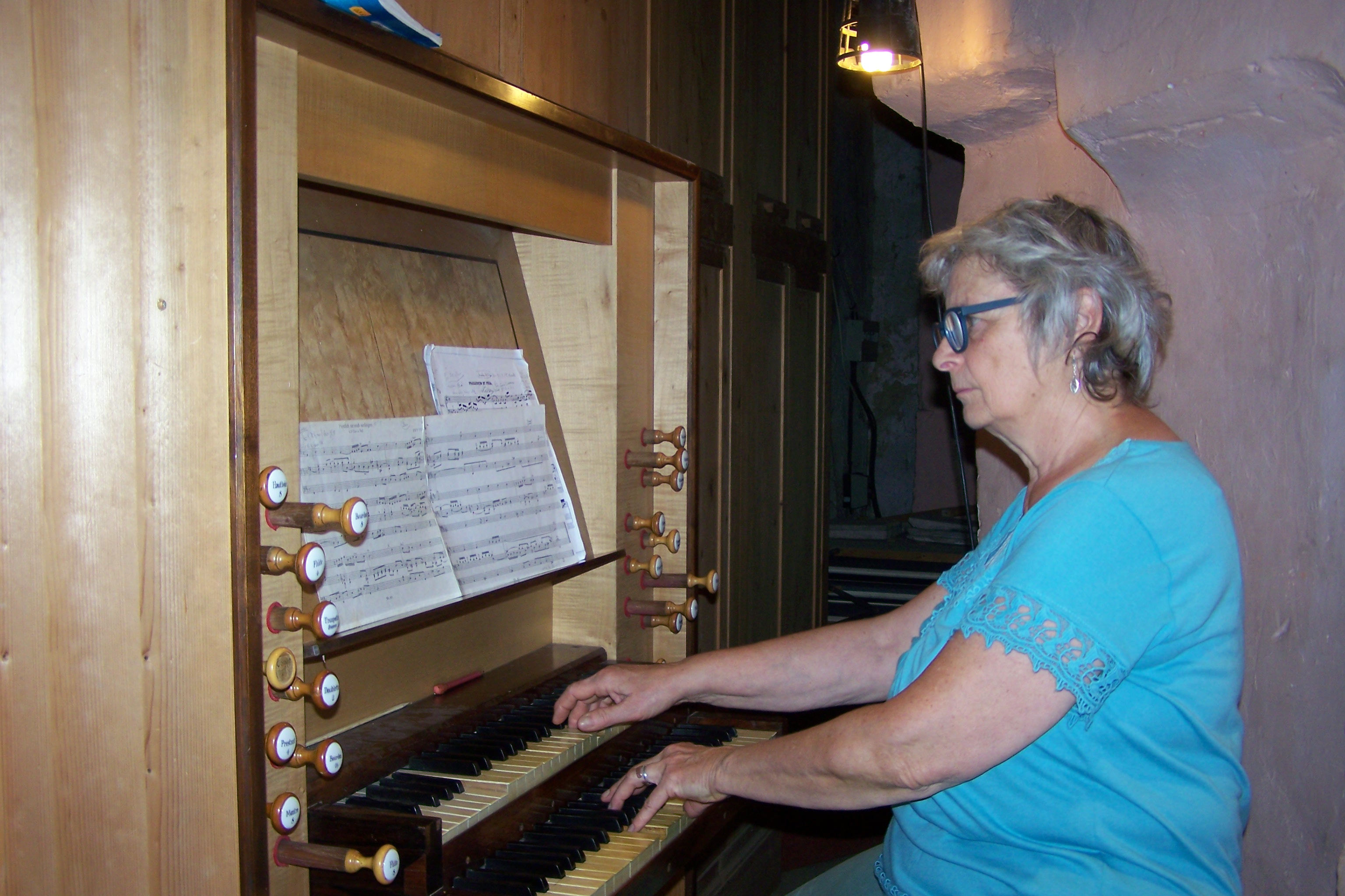 Anne-Cécile Dumoulin, devant le clavier de l'Orgue de l'église St Michel, durant une répétition