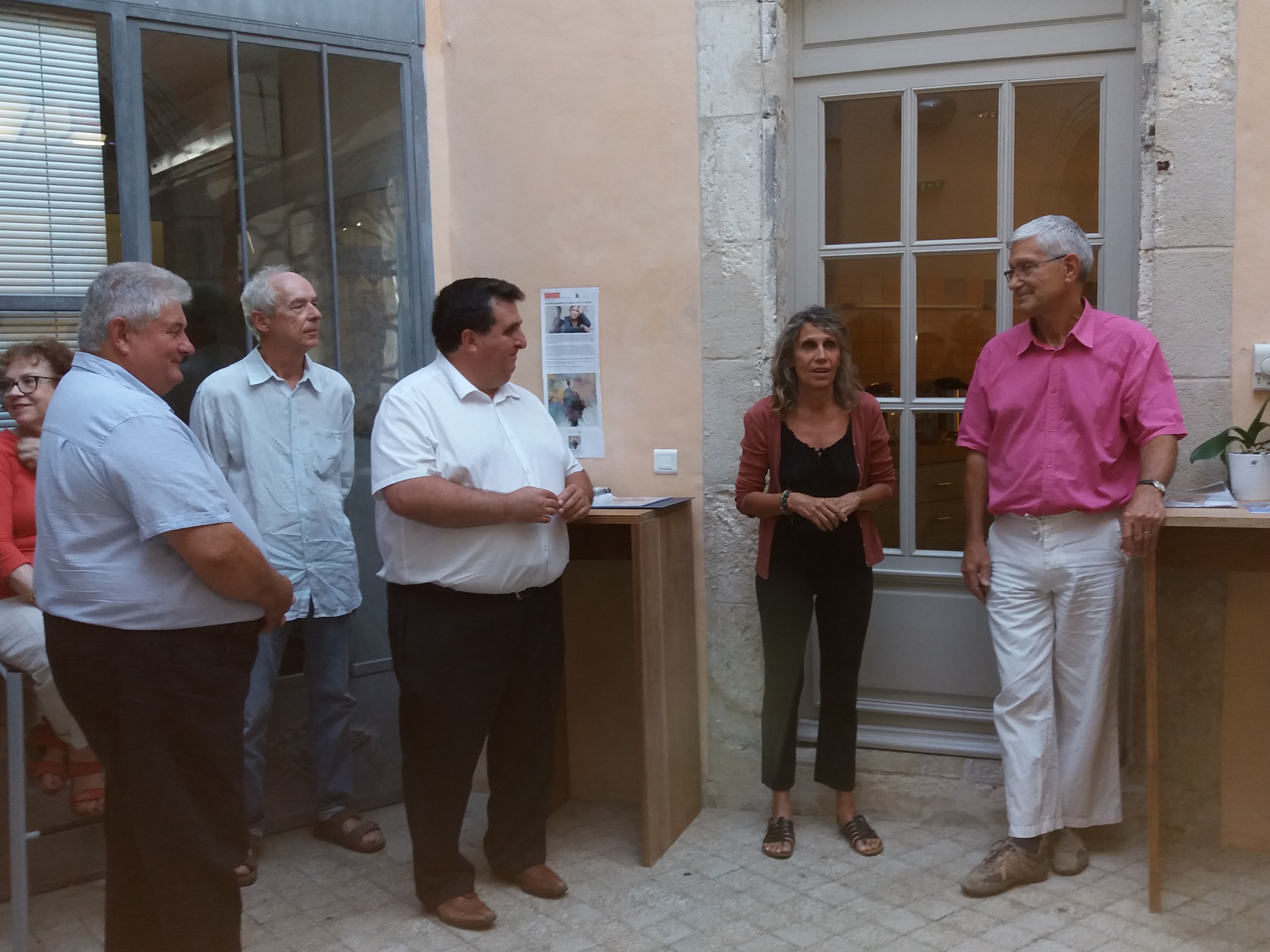 L'artiste entourée de Gilles Nicoud (à droite de la photo) et des élus David Taupiac, maire, et  Bernard Gendre,conseiller départemental
