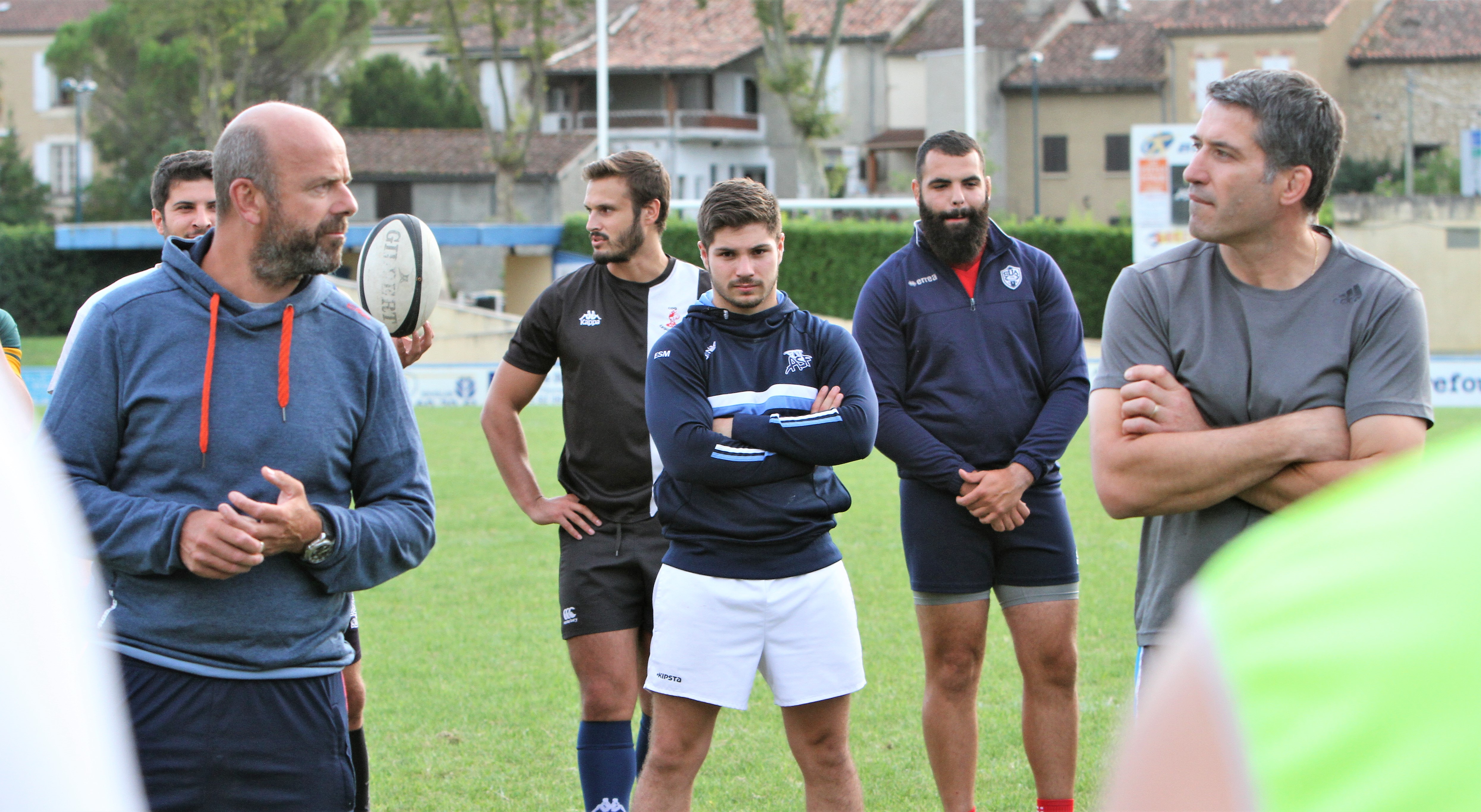Mickaël Carré (à gauche) et Bernard De Giusti au milieu de leurs joueurs pour quelques consignes d'avant entraînement.