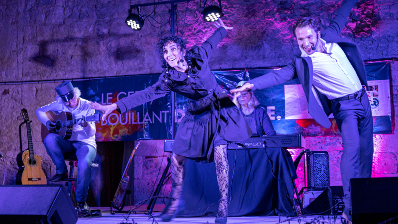 Un festival étincelant interprété par un groupe d'acteurs talentueux
