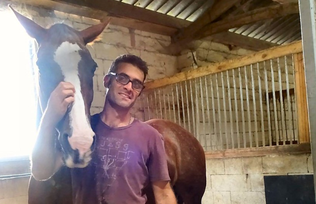 Complicité parfaite entre l'homme et le cheval