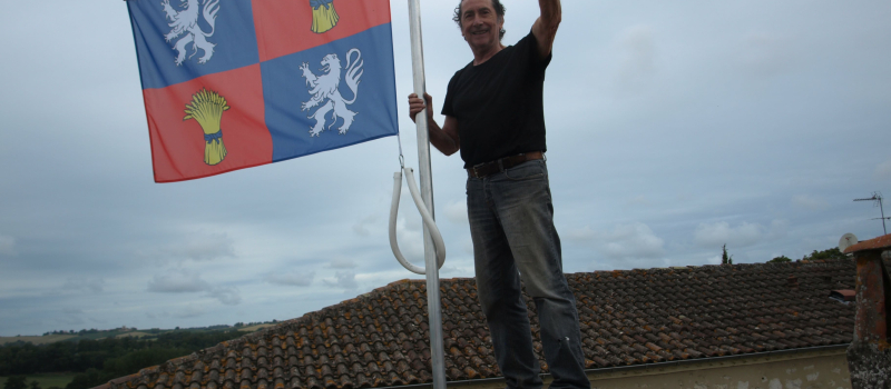 Le drapeau de la Gascogne est en place