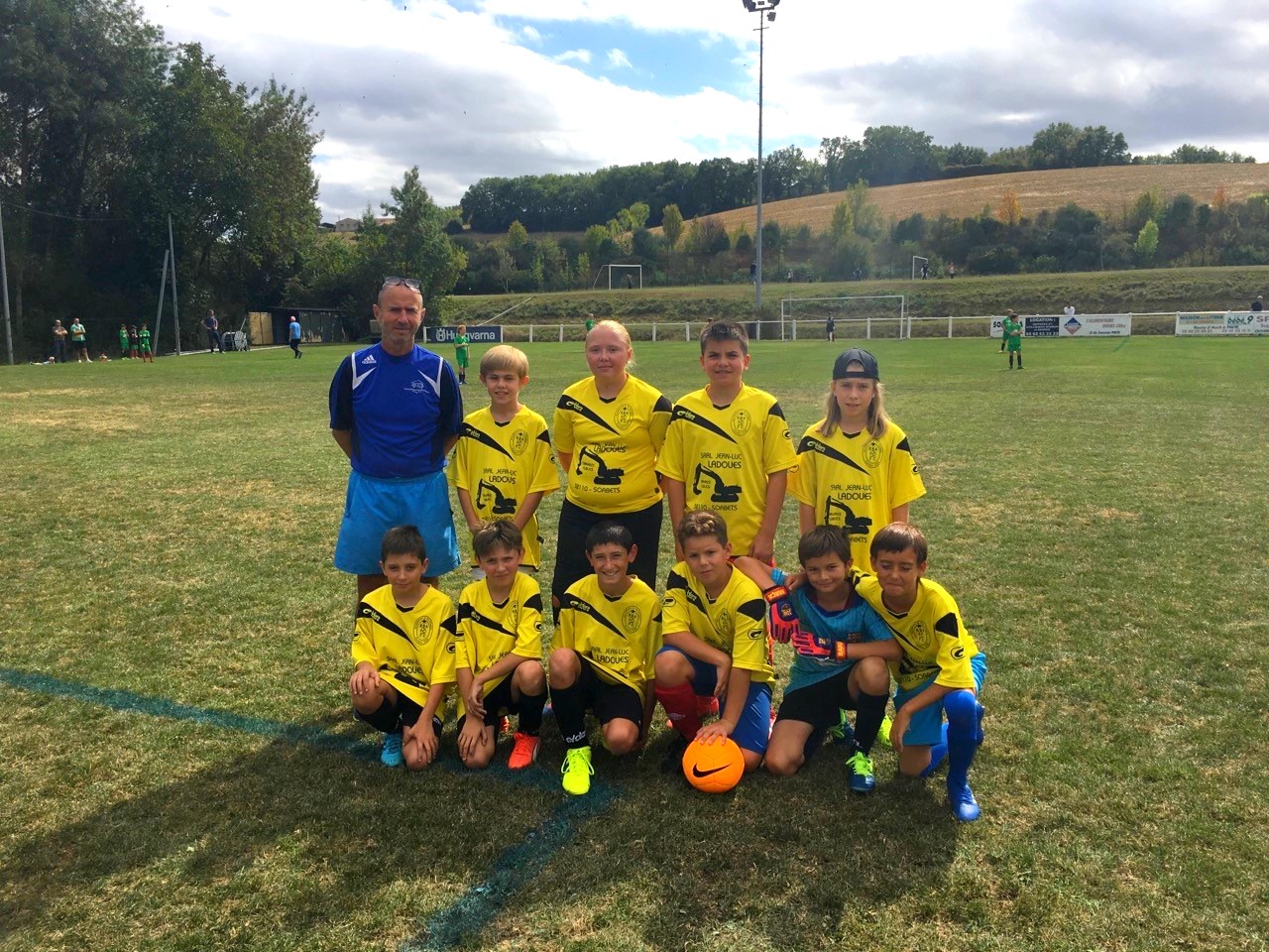 L'équipe 2 des U13 avec leur éducateur, Florent Bussy
