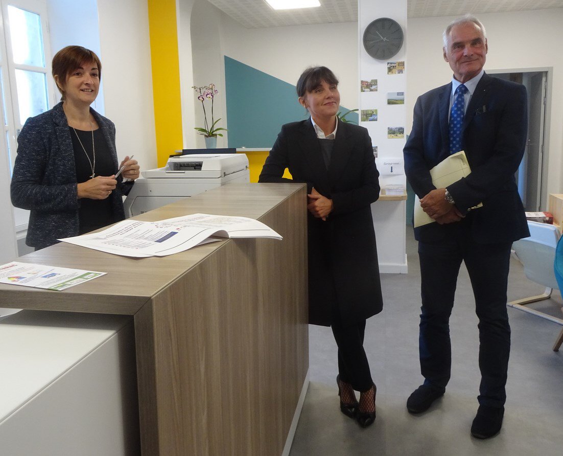 Mme la sous-préfète entre le président de Val de Gers et l'animatrice de l'Espace ressources 