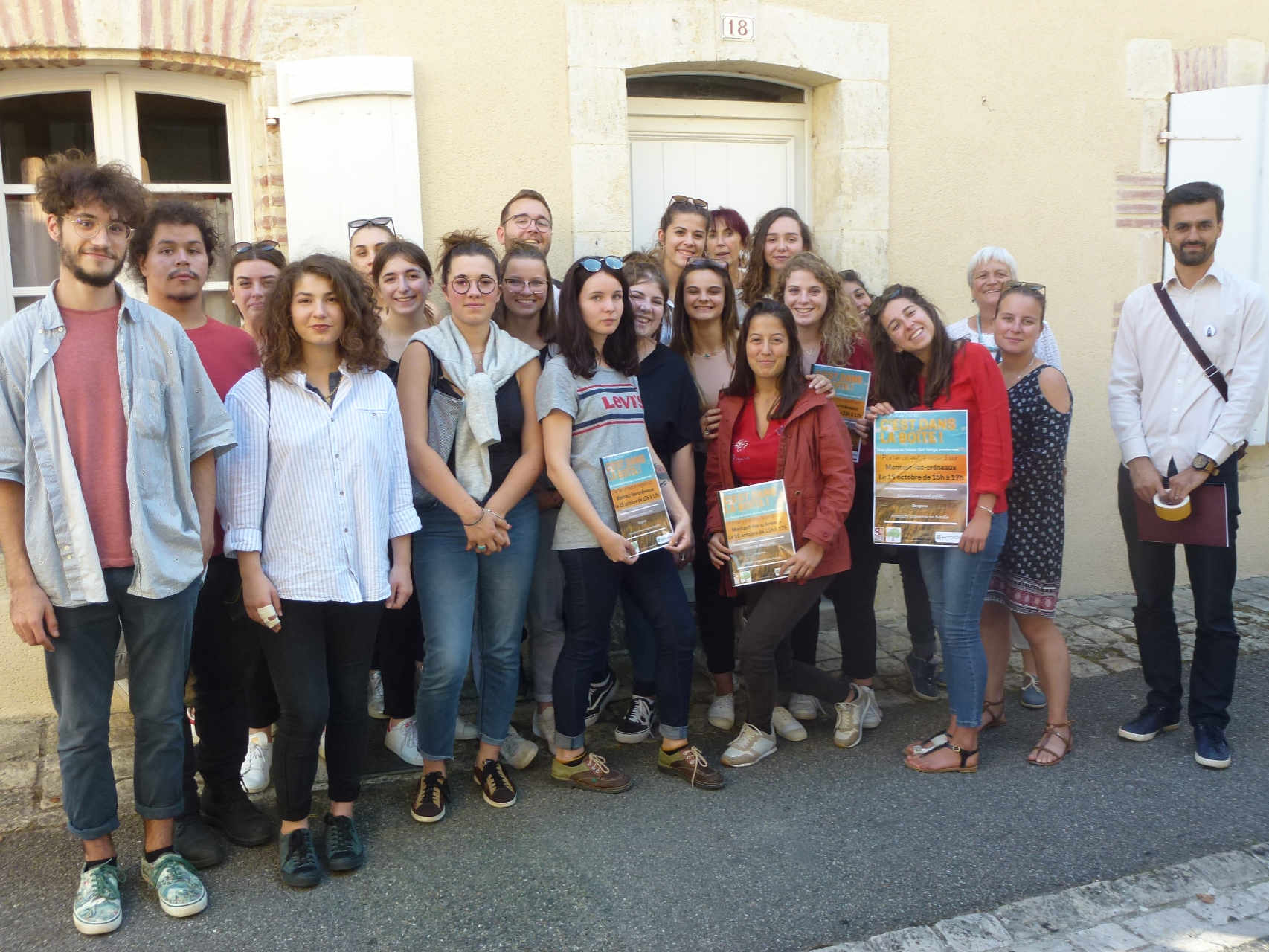 Les étudiants présentent, lors d'une conférence de presse, le dossier consacré à cette opération de communication
