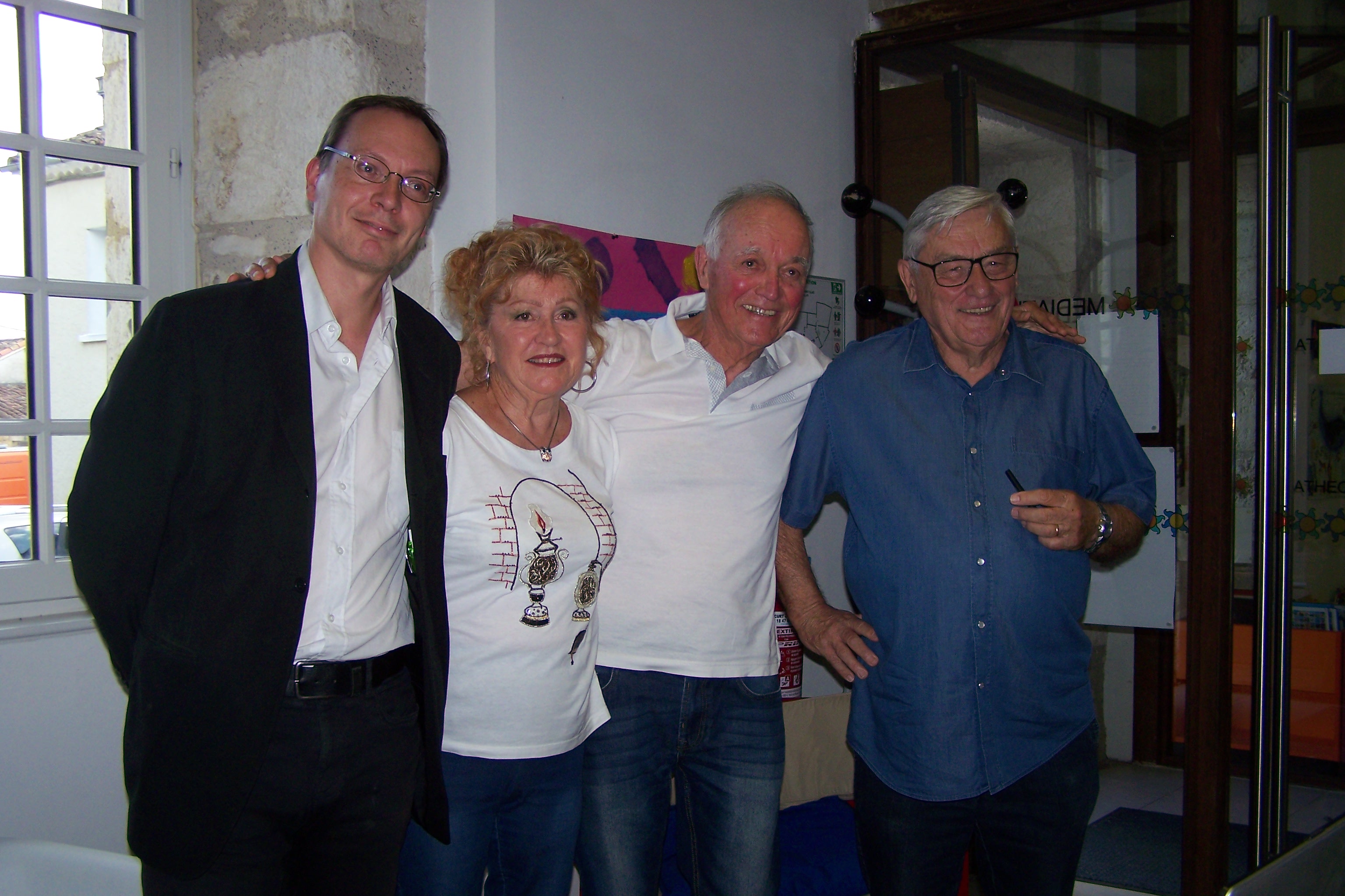 Claude Cancès près de sa femme, Jean-Claude Ulian, ami de l'écrivain,  et Laurent Laurence, à gauche de la photo, coordinateur de la conférence