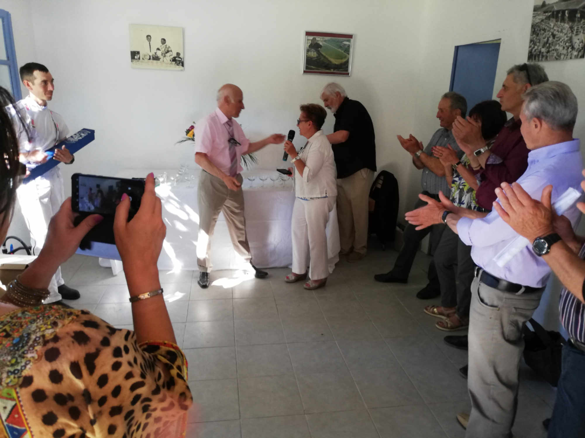 Madame le Maire remet la médaille de la ville à Jean-Jacques Dumas, lors de la réunion de juin 2019