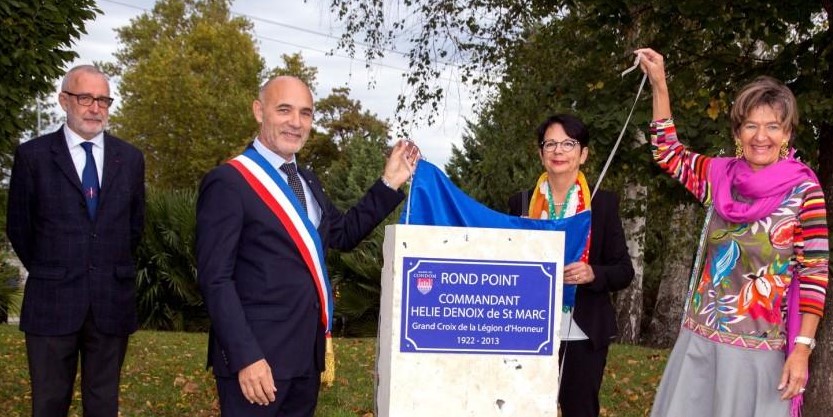 Inauguration de la plaque en présence de Blandine de Bellecombe, fille d'Hélie de Saint Marc, de Gérard Dubrac, maire de Condom et des adjoints Marie-Paule Garcia et Philippe Beyries