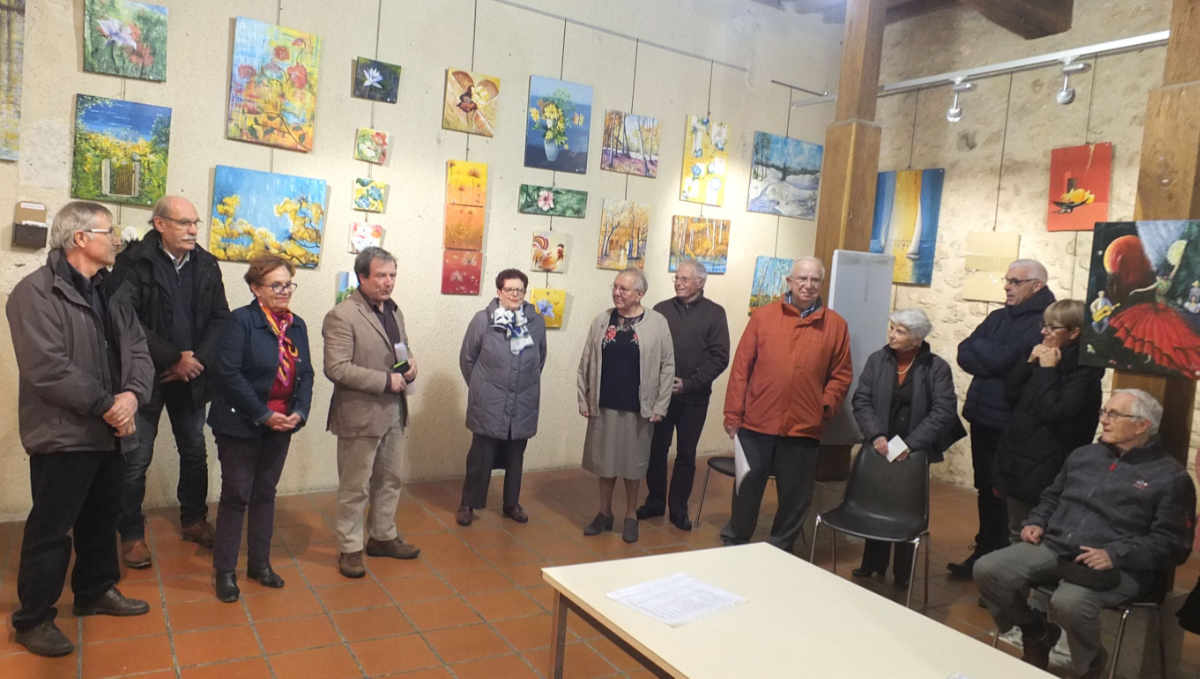 Élus et artistes pendant l'intervention du président de la Cavéa