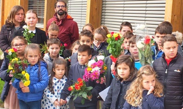 Les enfants très attentifs avant d'entrer en action