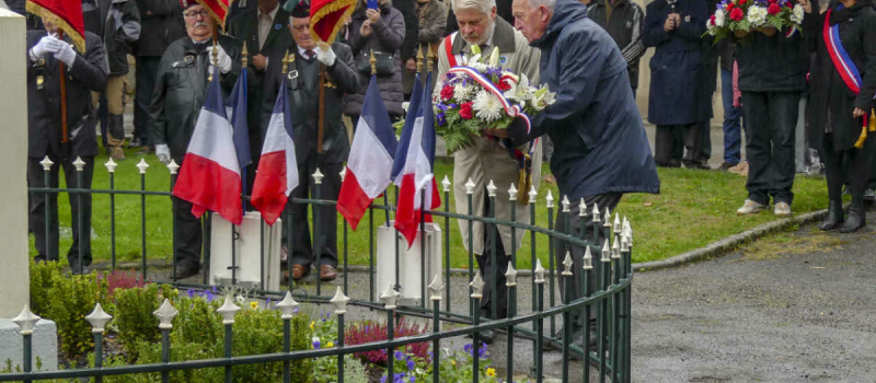 Une cérémonie sous la pluie