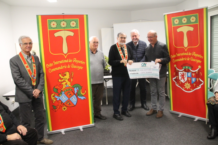 Remise de chèque à l'association L'Outil en Main