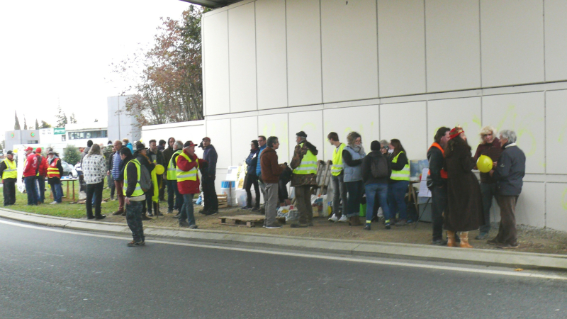 Plus d'une centaine de Gilets Jaunes se sont retrouvés au rond-point des Justes