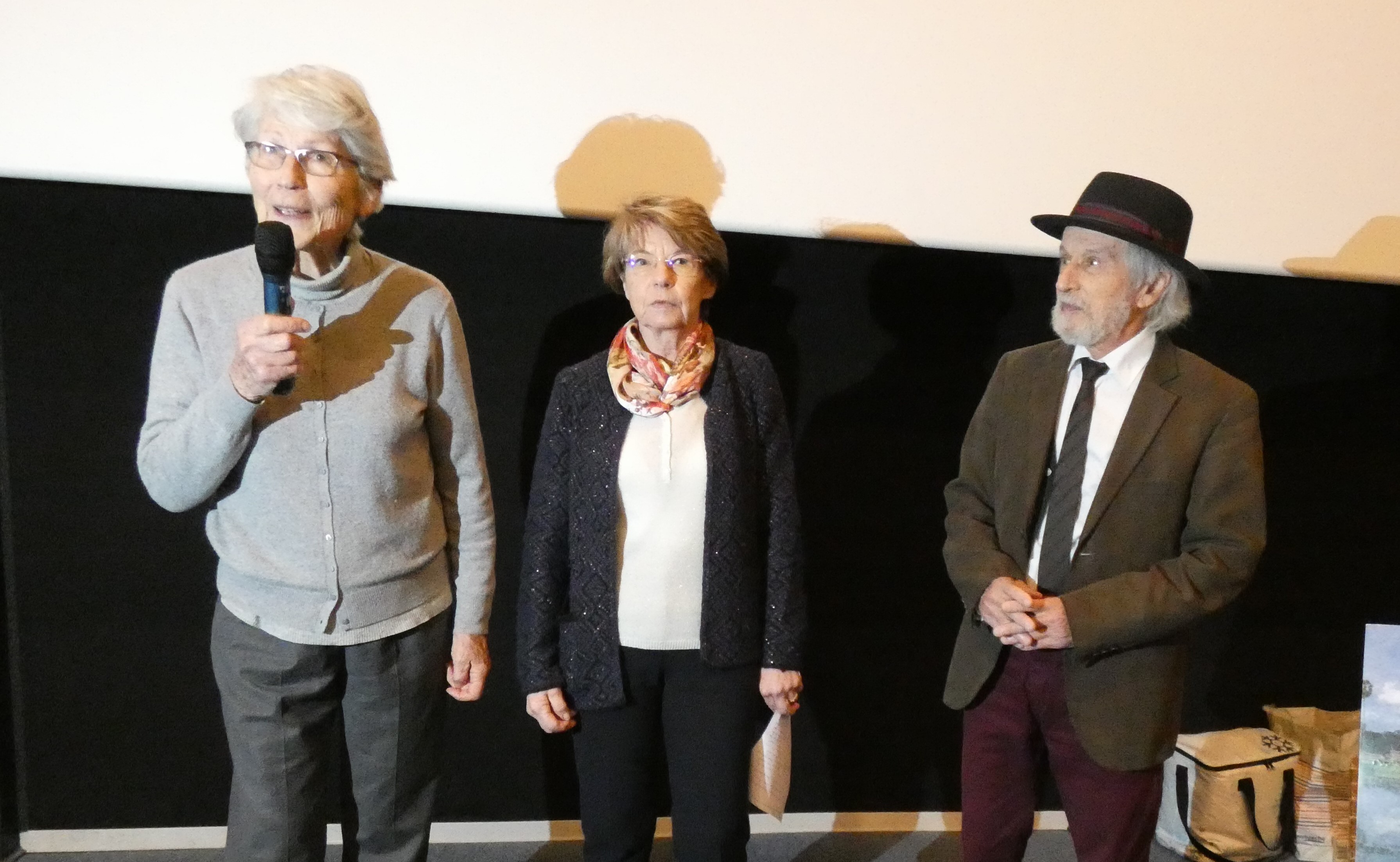 Mesdames Lafourcade et Dumas Pilou, animatrices de la réunion, avec le conférencier Jean-Paul Lamarque