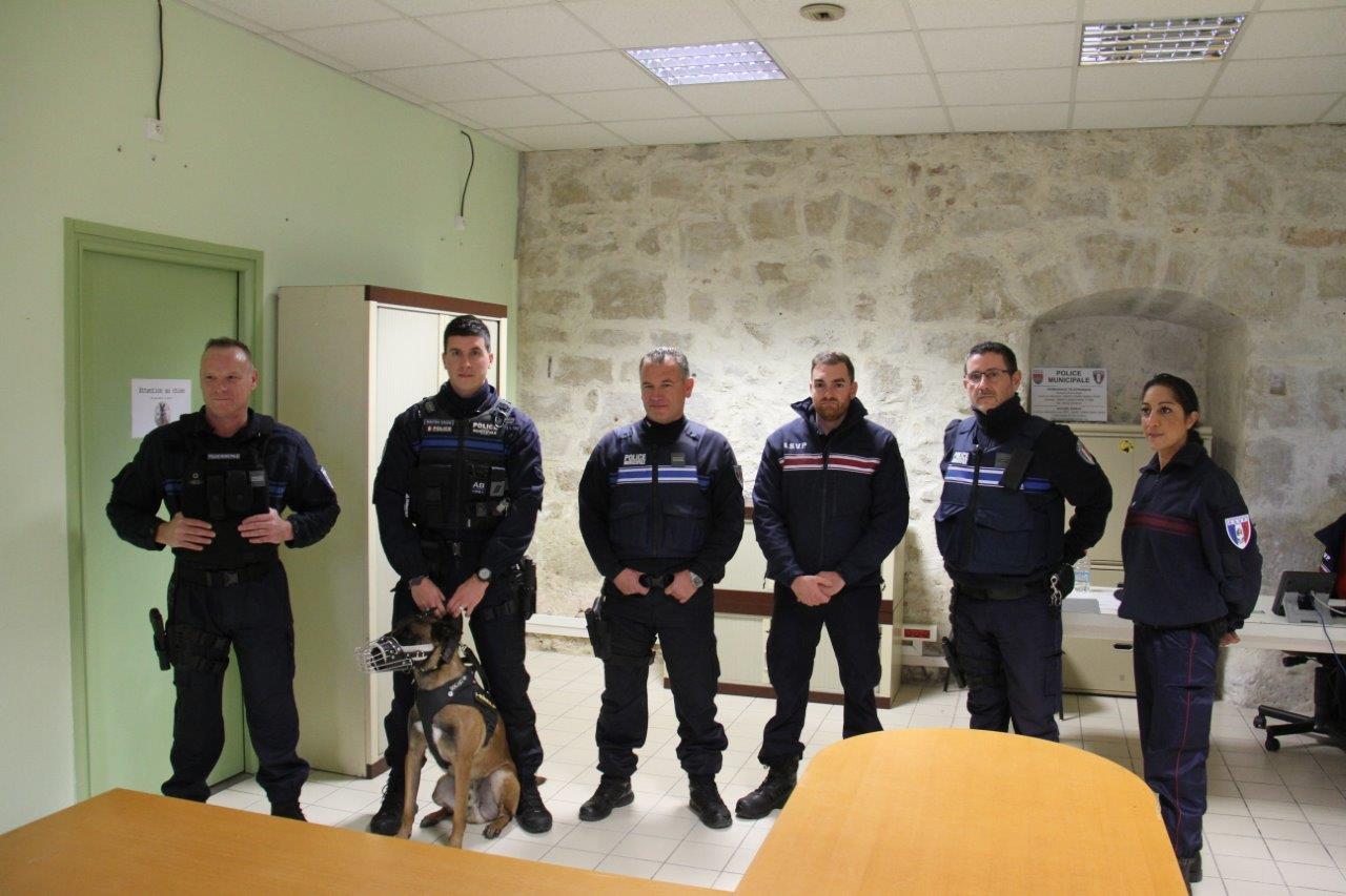 L'équipe au grand complet avec seul, à gauche du maître-chien, Christophe Pinto, le responsable - Photo Marc Le Saux