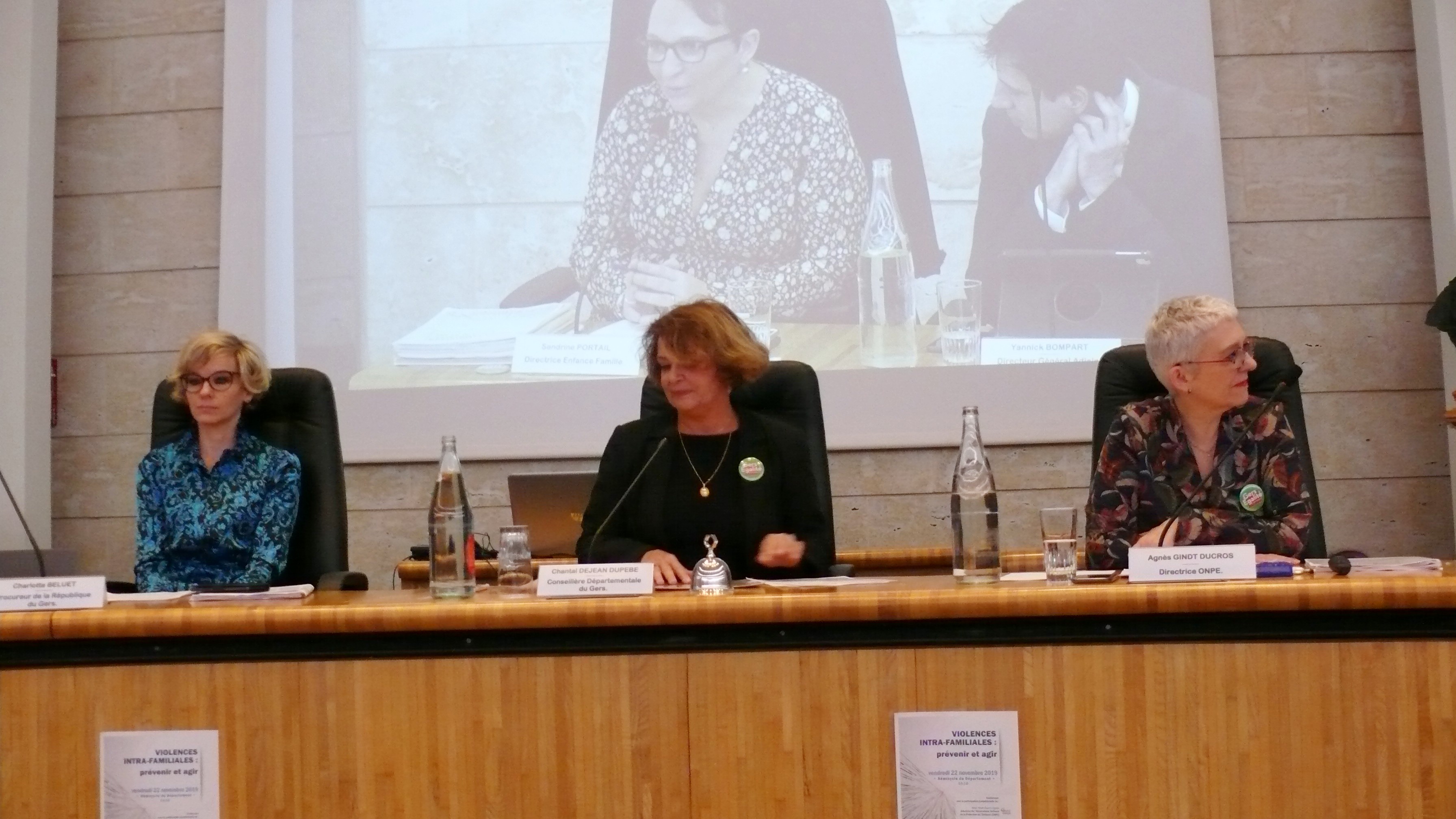 Chantal Dejean Dupèbe, vice-présidente de la Commission solidarité déléguée à l'Aide à l'Enfance , entourée de la procureur, Charlotte Beluet, et de  Agnès Gindt Ducros, directrice de l’Observatoire national de protection de l’enfance.