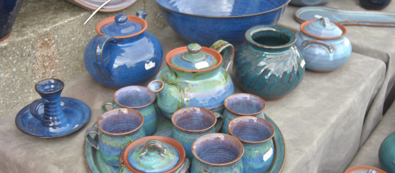  Un marché de potiers