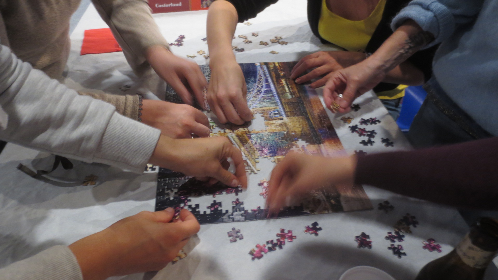 Les gagnantes ont depuis longtemps complété leur puzzle ; hors palmarès, le règlement le permettant, les derniers peuvent terminer à l'aide de plusieurs mains